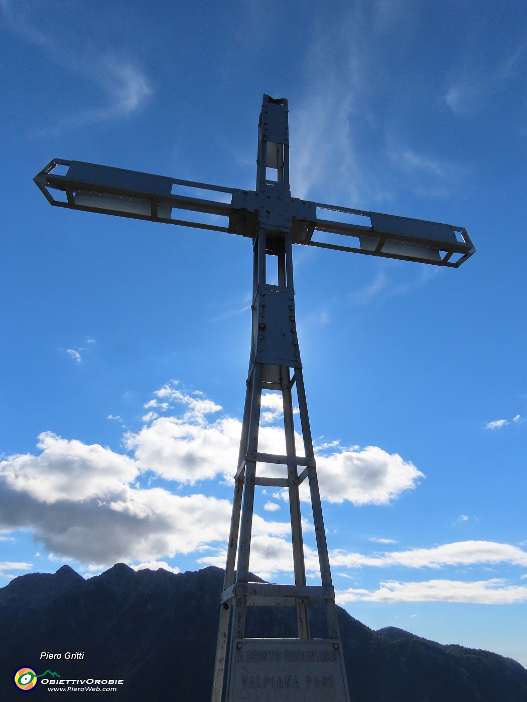 40 Alla croce del Monte Castello (1425 m) controsole con vista in Alben.JPG